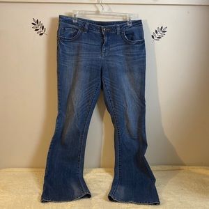 APT. 9 modern fit straight leg denim bluejeans, size 10, distressed, medium wash